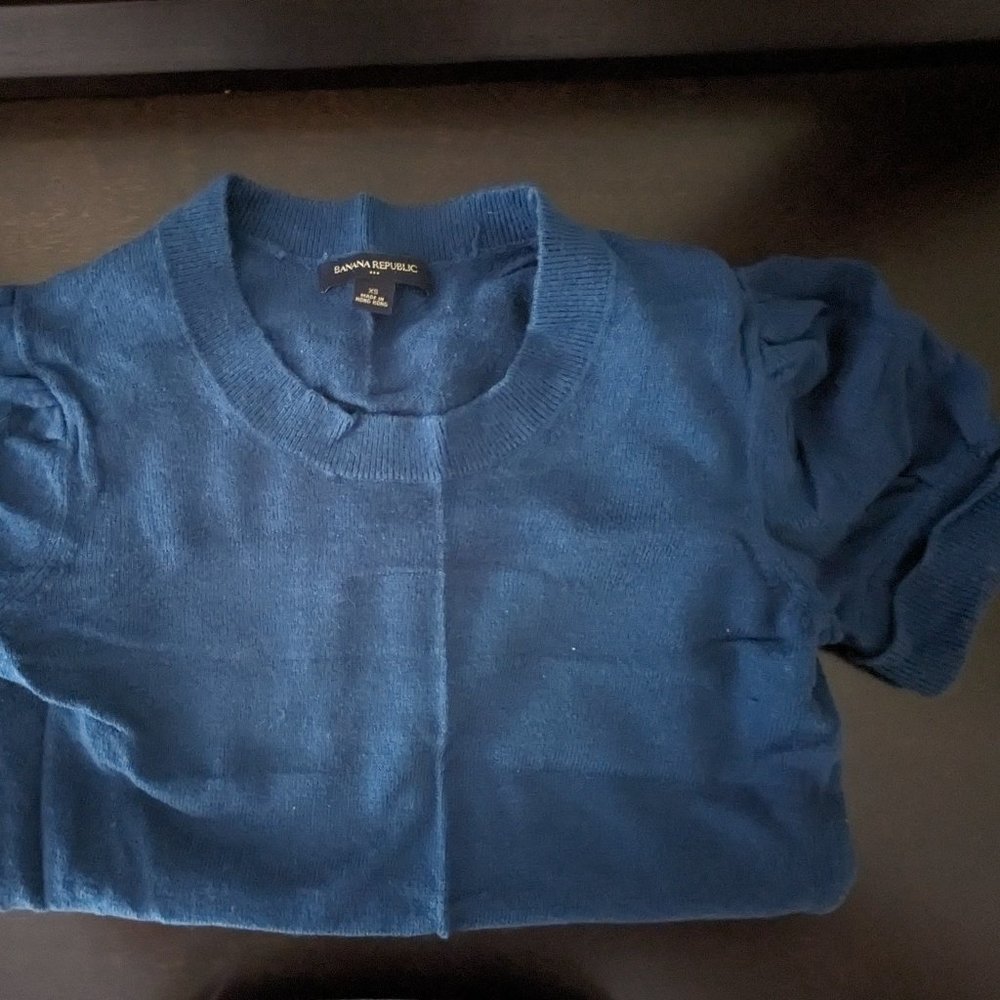Banana Republic short-sleeved blue sweater, XS.